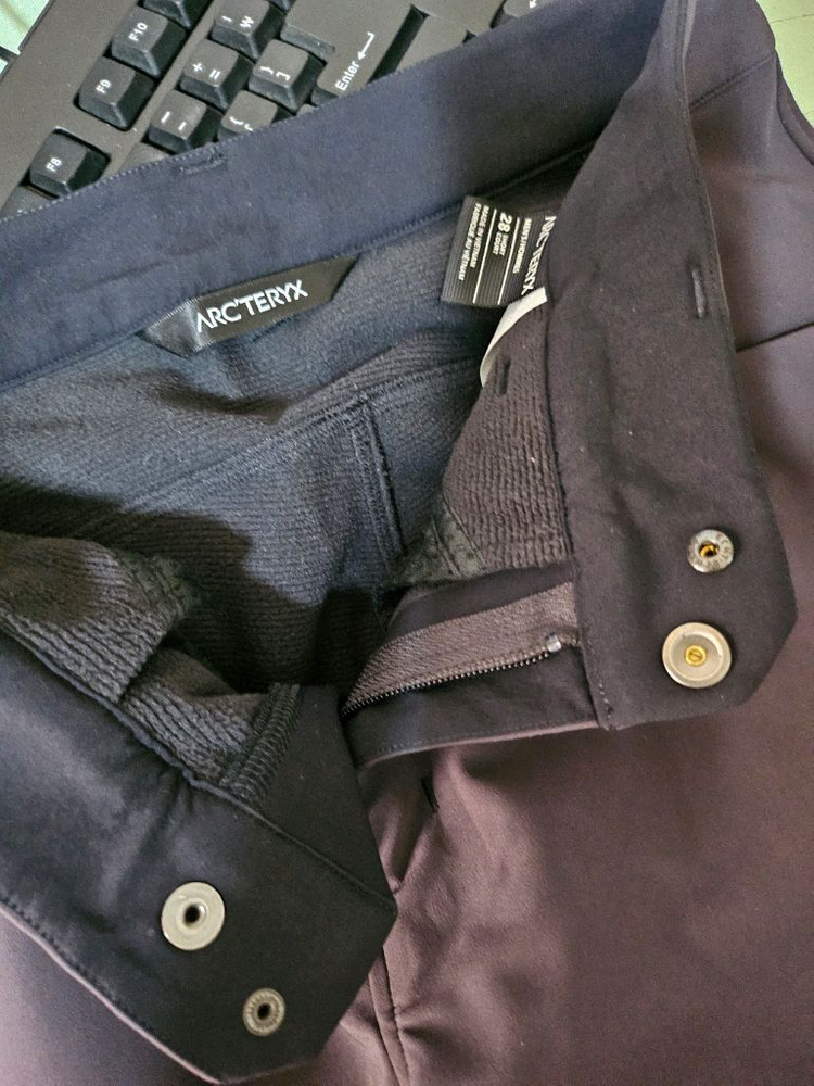 아크테릭스 크레스톤 SV와 AR 바지 이미지