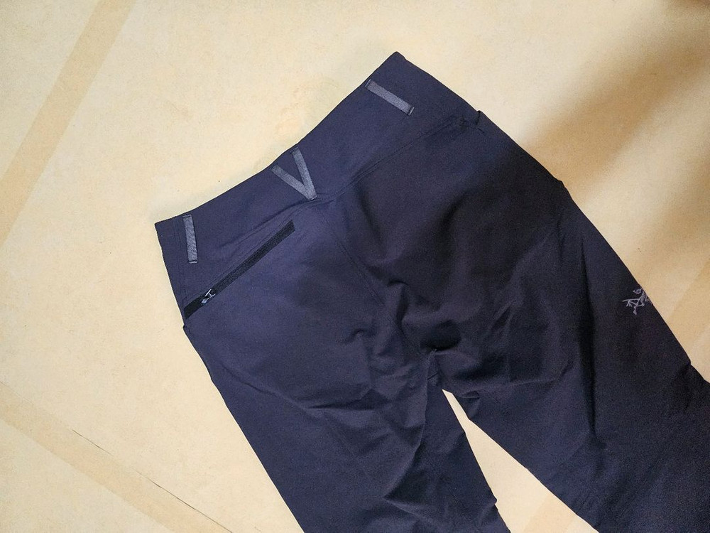 아크테릭스 크레스톤 SV와 AR 바지 이미지