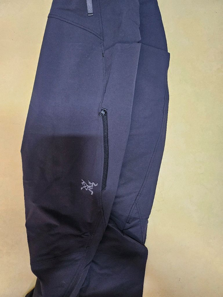 아크테릭스 크레스톤 SV와 AR 바지 이미지