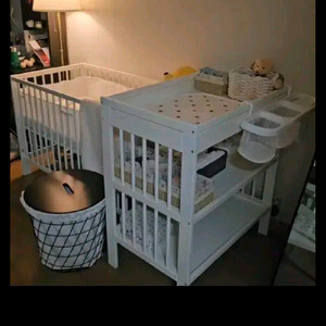 이케아 유아용 침대 및 기저귀교환대