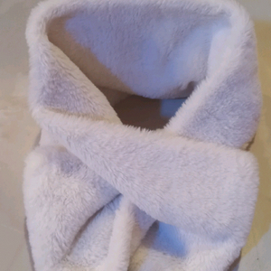 화이트 퍼 머플러 넥워머