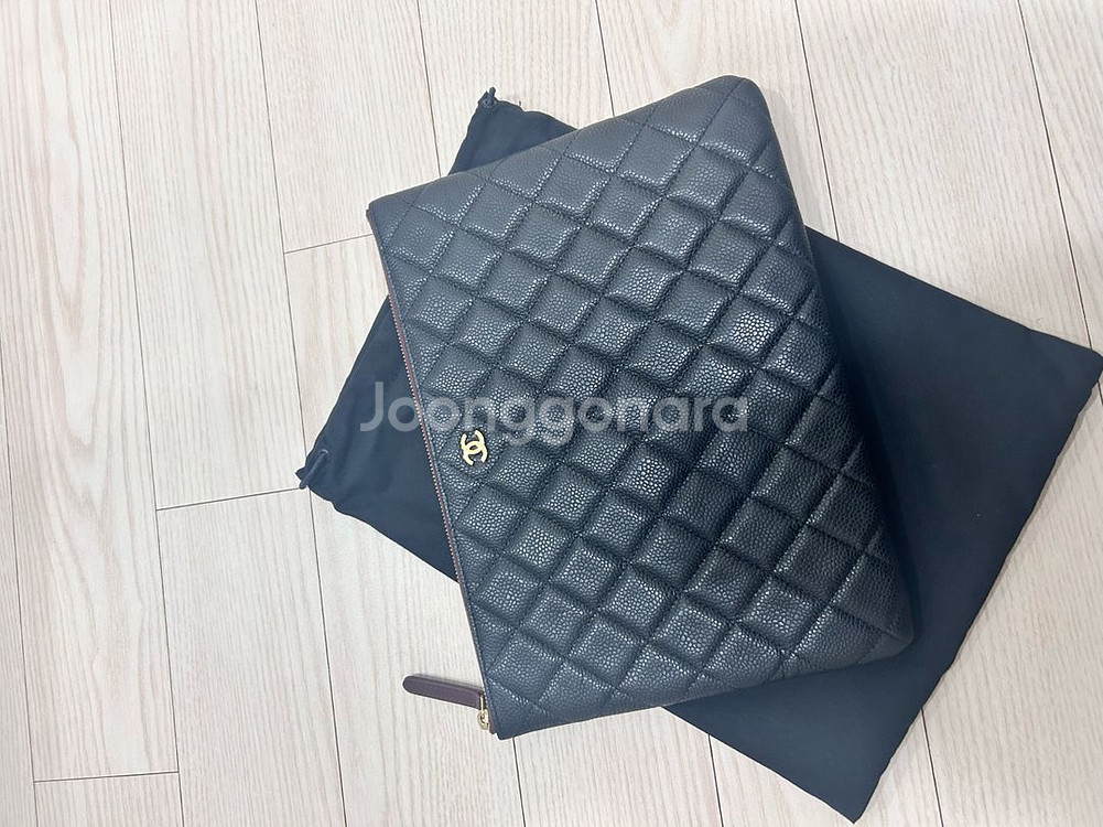 샤넬 미듐 클러치(블랙, 금장)--1