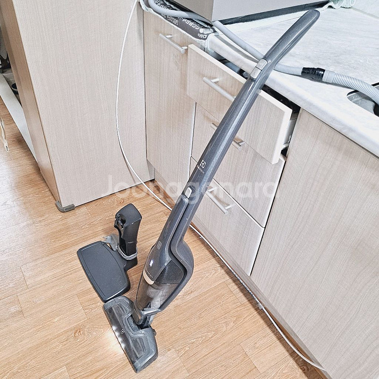 일렉트로룩스 무선청소기 배터리빵빵 차콜그레이 스틱+핸디--0