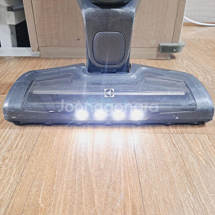 일렉트로룩스 무선청소기 배터리빵빵 차콜그레이 스틱+핸디--3