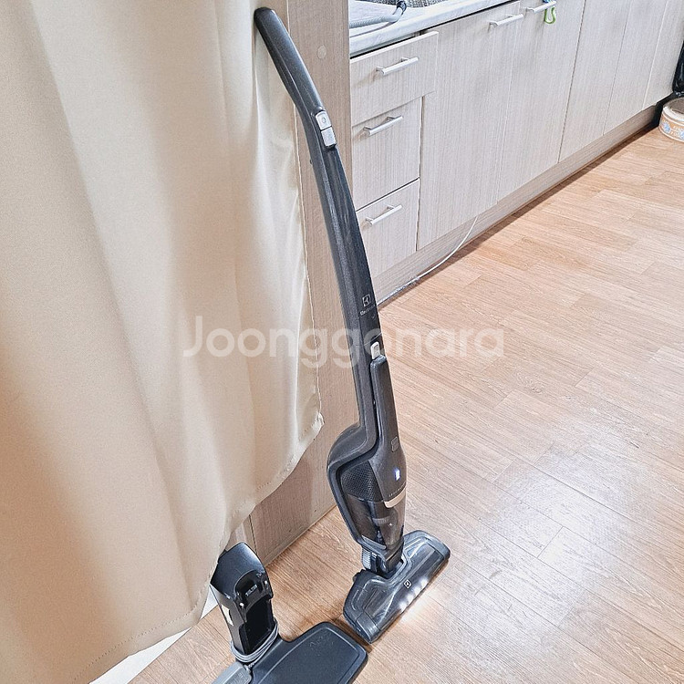 일렉트로룩스 무선청소기 배터리빵빵 차콜그레이 스틱+핸디--1