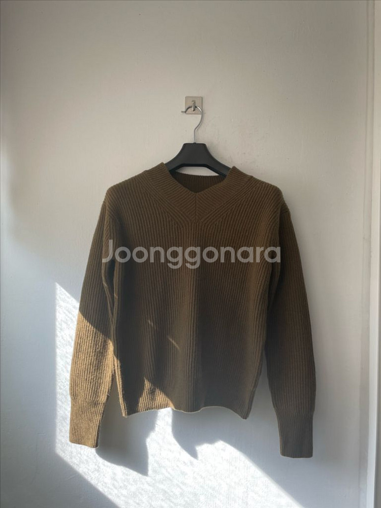 라벨 아카이브 메리노 파인울 브이넥 니트 올리브그린--0