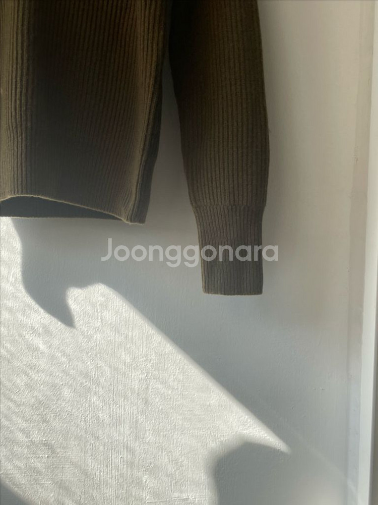 라벨 아카이브 메리노 파인울 브이넥 니트 올리브그린--4