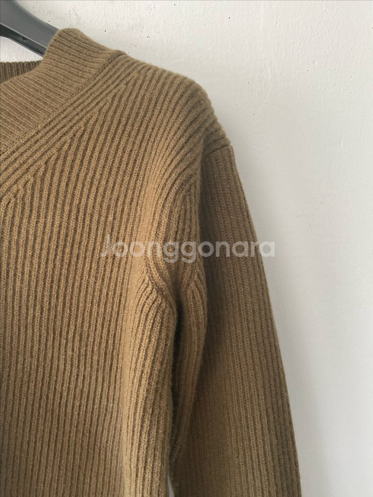 라벨 아카이브 메리노 파인울 브이넥 니트 올리브그린--3