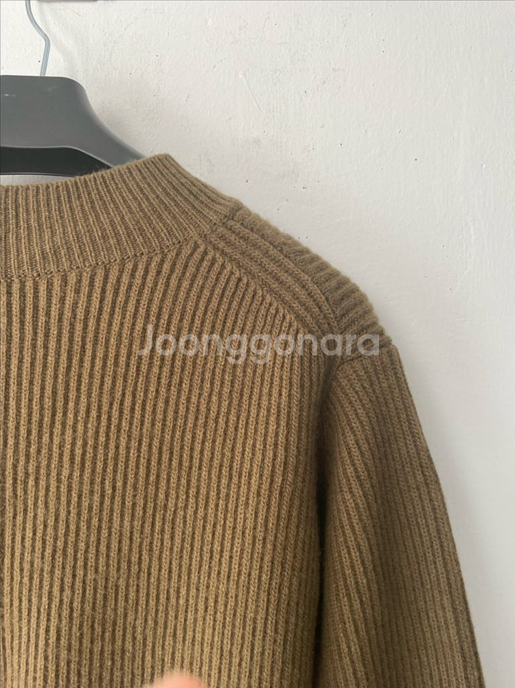 라벨 아카이브 메리노 파인울 브이넥 니트 올리브그린--5