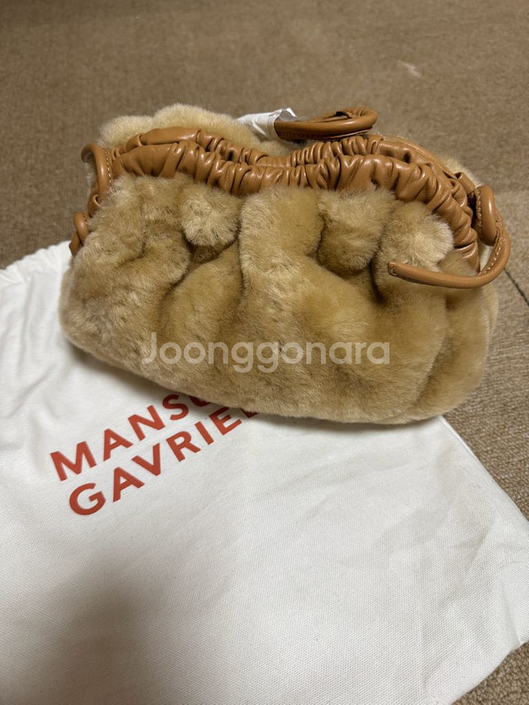 만수르 가브리엘 퍼 숄더백 팝니다--0