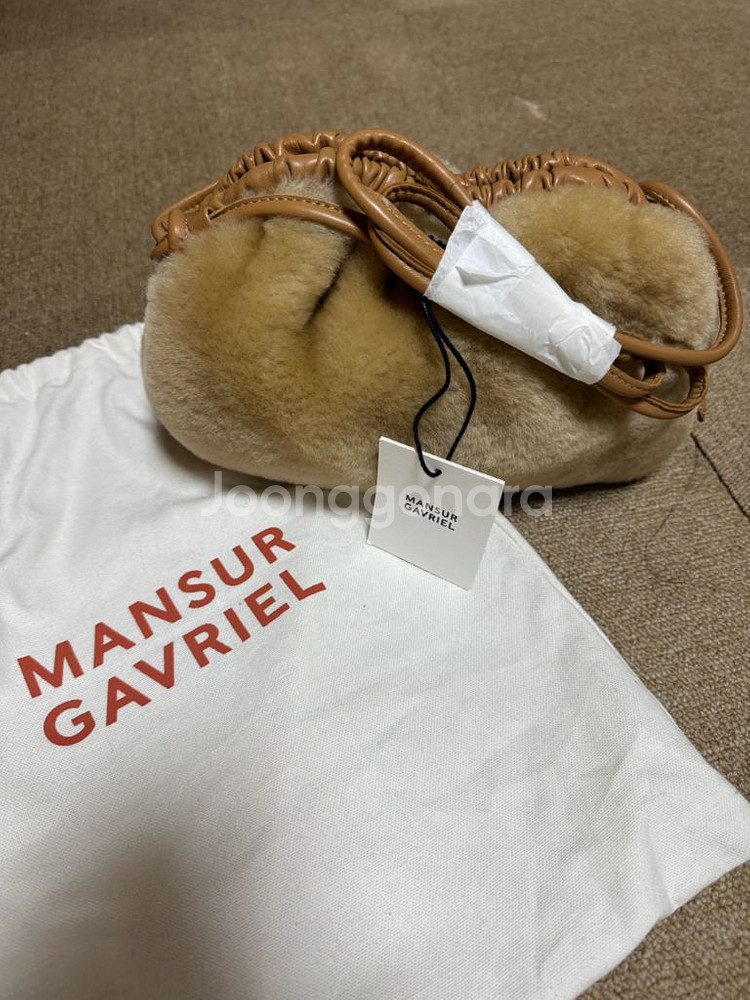 만수르 가브리엘 퍼 숄더백 팝니다--1