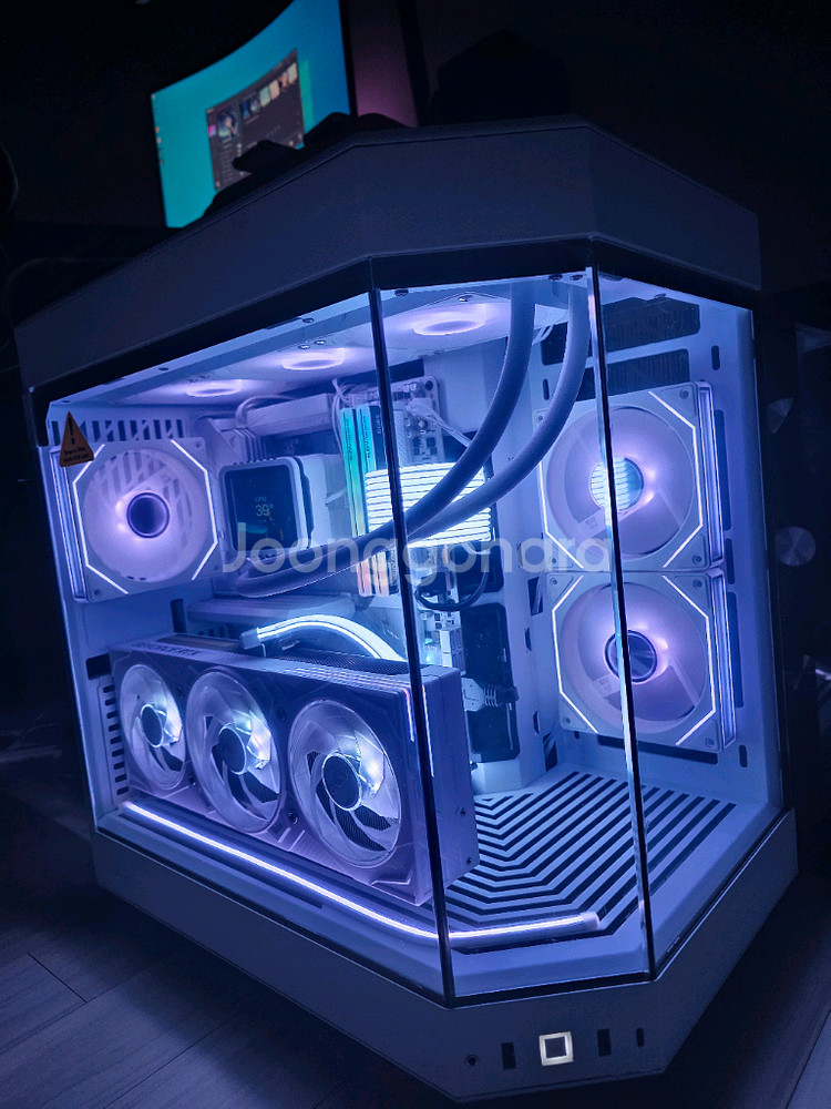 라이젠7 9800x3d rtx5070ti 어항본체--1