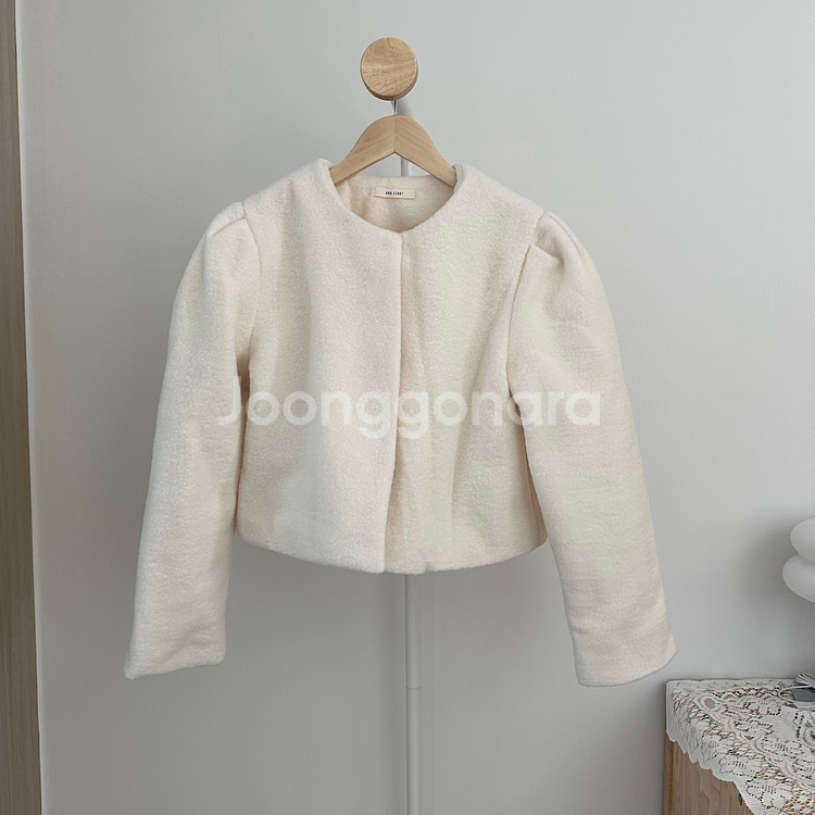 어깨퍼프 부클크롭누빔자켓 아이보리--0