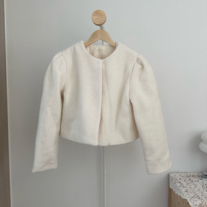 어깨퍼프 부클크롭누빔자켓 아이보리