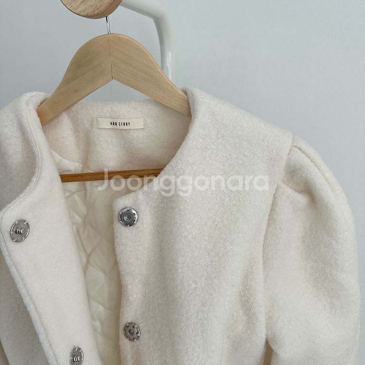 어깨퍼프 부클크롭누빔자켓 아이보리--1