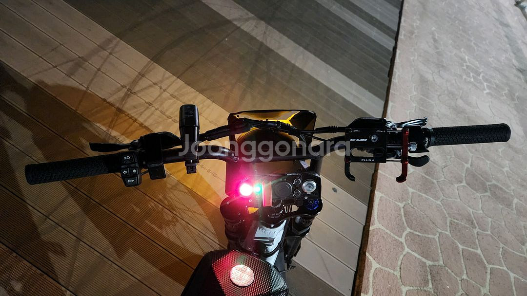 br3스크렘블러 화이트에디션 전기자전거--4