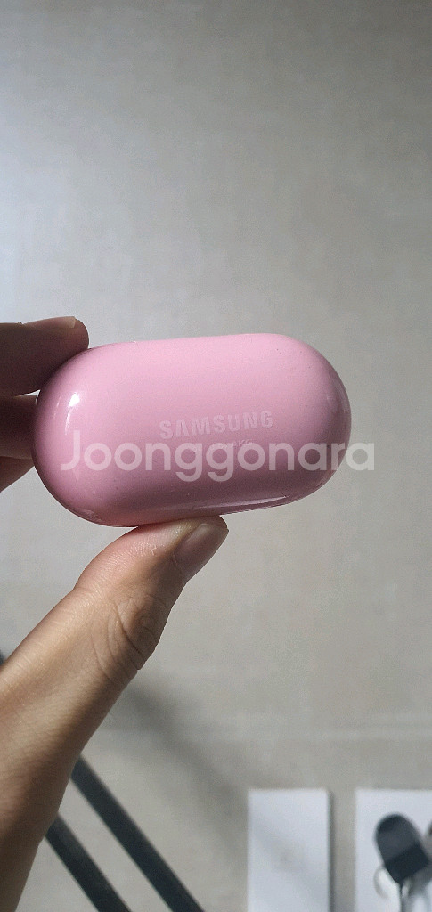 버즈 플러스 핑크 충전기 본체 판매합니다--0