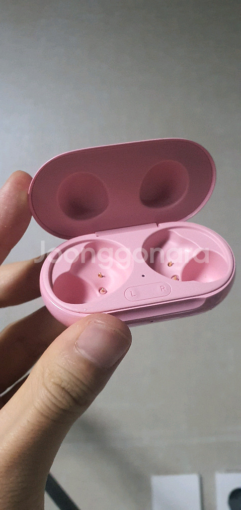 버즈 플러스 핑크 충전기 본체 판매합니다--1