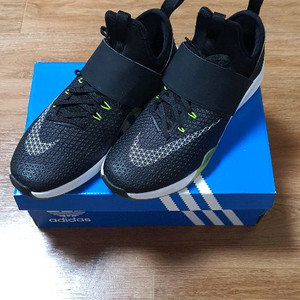 여.240) 나이키 여성 운동화, 에어줌 스트롱