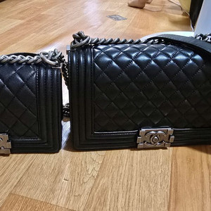 샤넬 보이백 두 개 합쳐서 택포 10만원에 내놓습니다