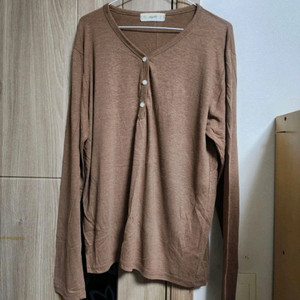 브라운 브이넥 단추 긴팔 티셔츠