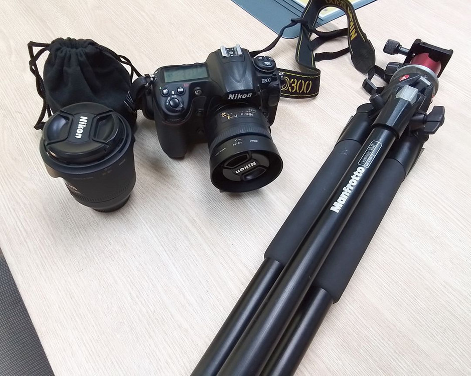 니콘 D300 DSLR 카메라 + 16-85mm +35mm +맨프로토 삼각대 일괄 판매 이미지