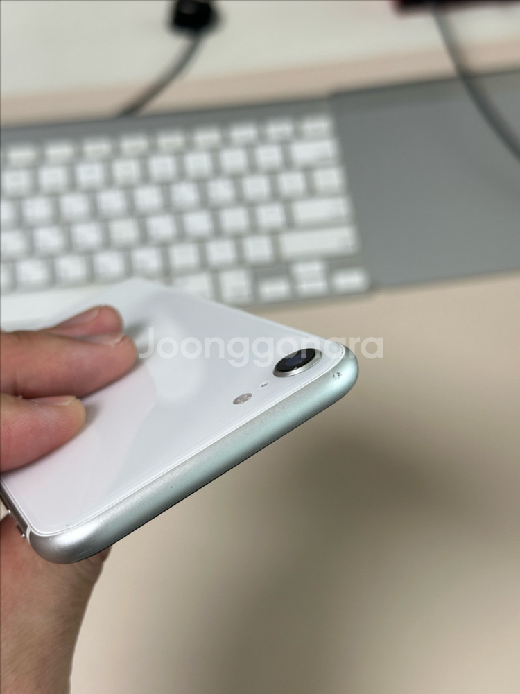 아이폰 se2 화이트 256gb A급 배터리 100%--2