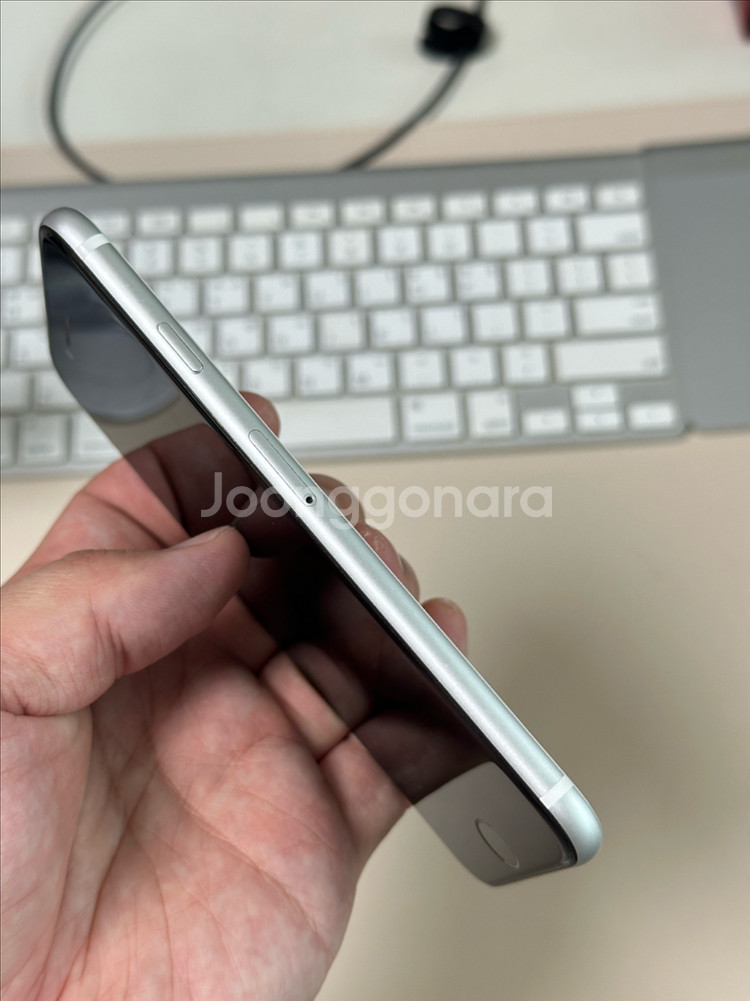 아이폰 se2 화이트 256gb A급 배터리 100%--3