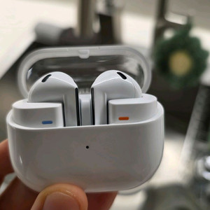 갤럭시 버즈3 화이트