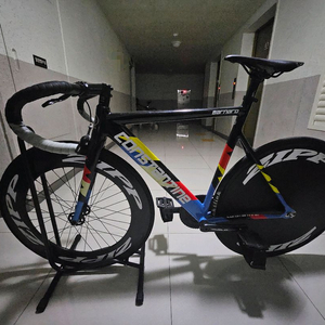 콘스탄틴 버나드 2022 + 자전거 거치대