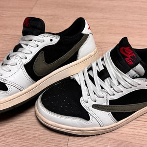 조던1 로우 스캇 245 팝니다