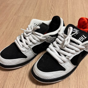 나이키 x 타이트부스 SB 덩크 로우 프로 블랙 앤 화