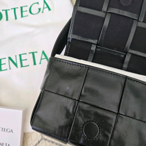 보테가베네타 미니 카세트백