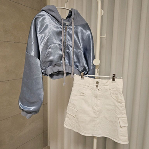 새틴 점퍼 + 미니스커트