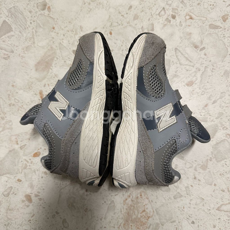 뉴발란스키즈 2002R 145사이즈--1