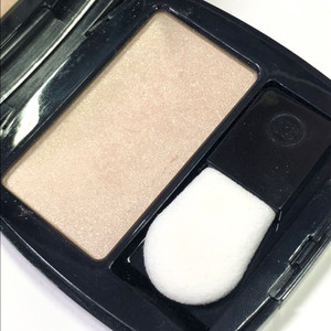 한정템)샤넬 파우더 뤼미에르 펄리 하이라이터