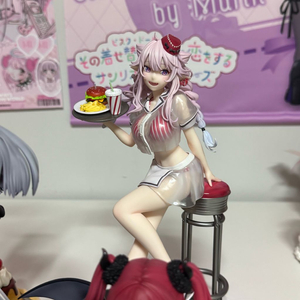 윙 토마리 웨이트리스 피규어