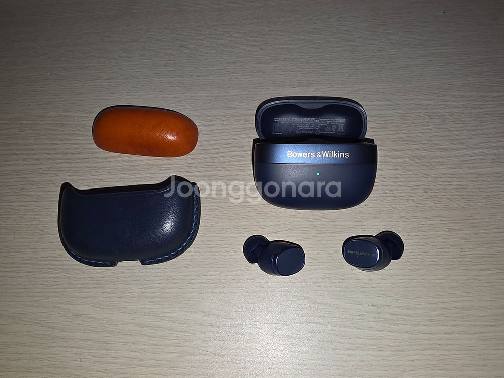 B&W Pi8 블루투스 이어폰 팝니다--1