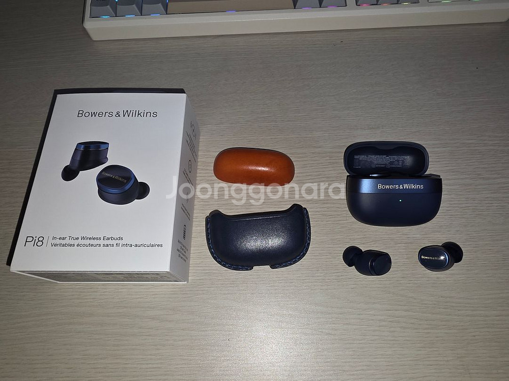 B&W Pi8 블루투스 이어폰 팝니다--2