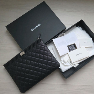 샤넬 보이 클러치 뉴미듐 블랙 은장 28번대