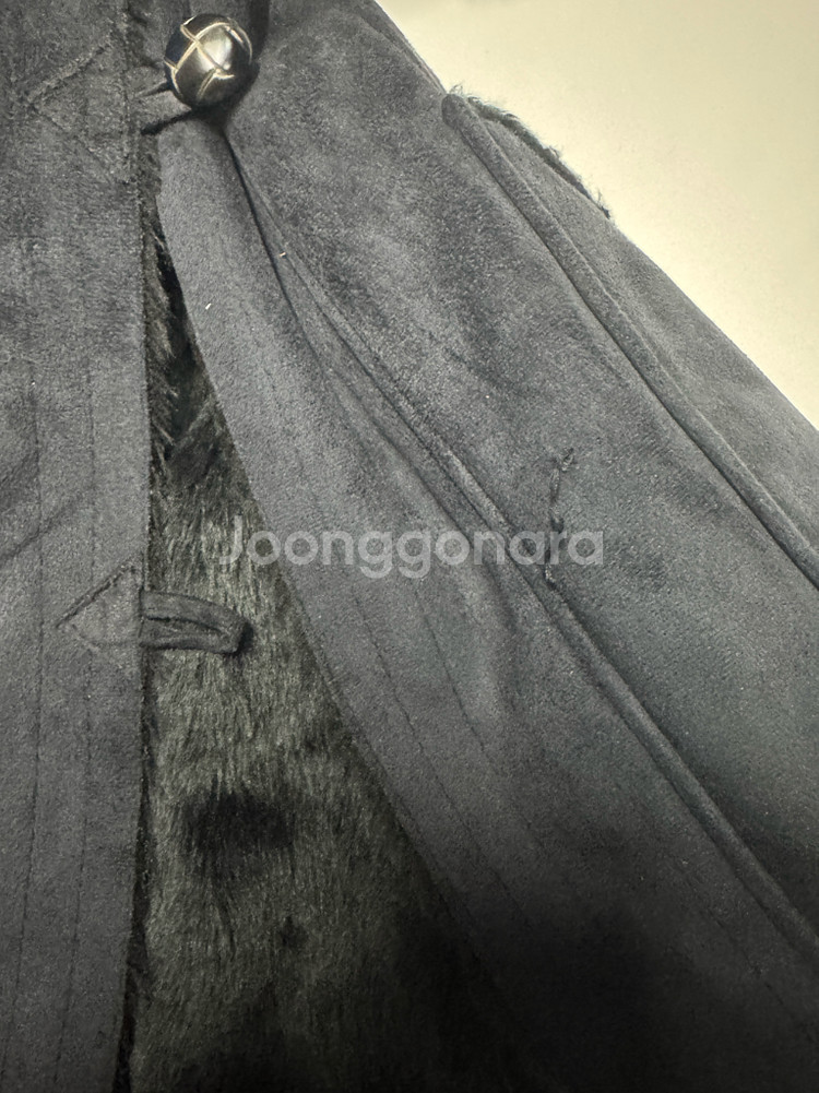 여성 톰보이 페이크 퍼 후드 벨티드 하프 코트 블랙--4