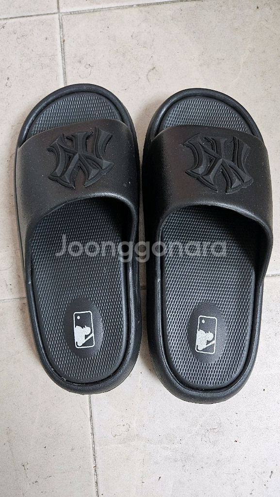 MLB 슬리퍼 팔아요. 260, 230--0