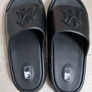 MLB 슬리퍼 팔아요. 260, 230