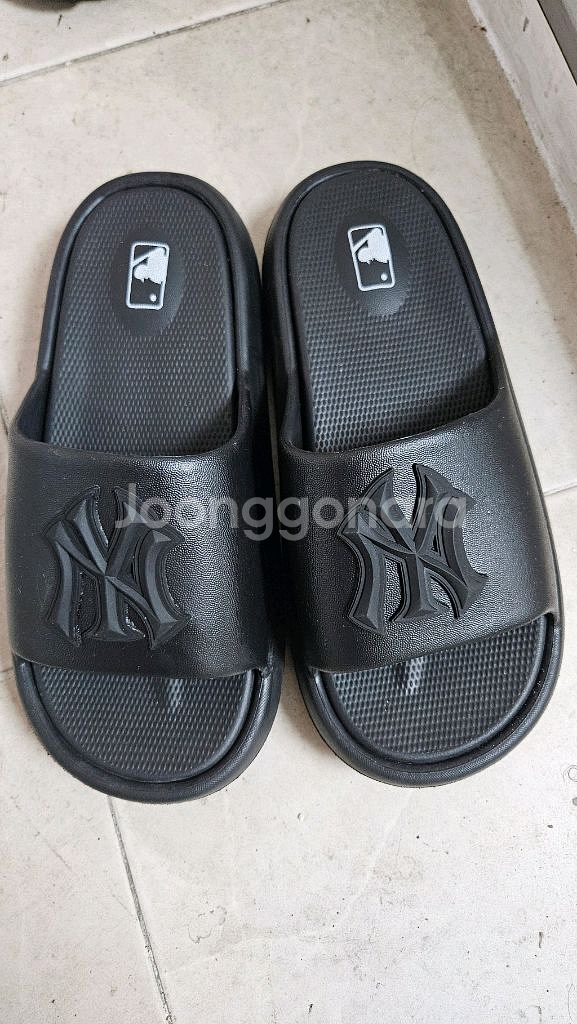 MLB 슬리퍼 팔아요. 260, 230--2