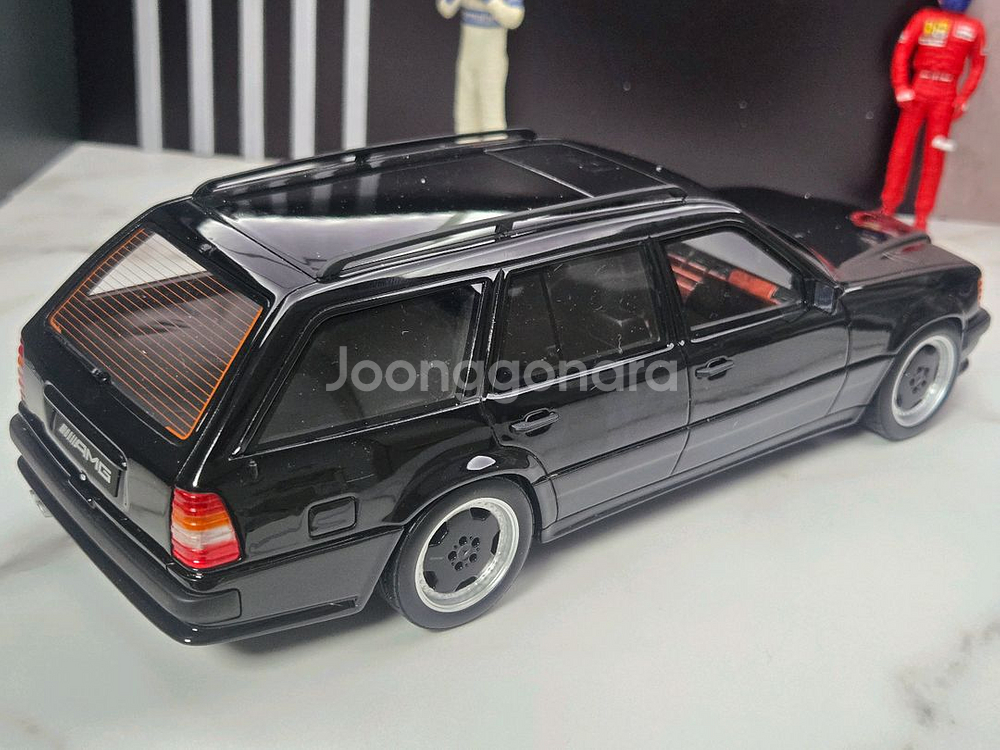 1:18 오또 벤츠300TE AMG 다이캐스트 팝니다.--2