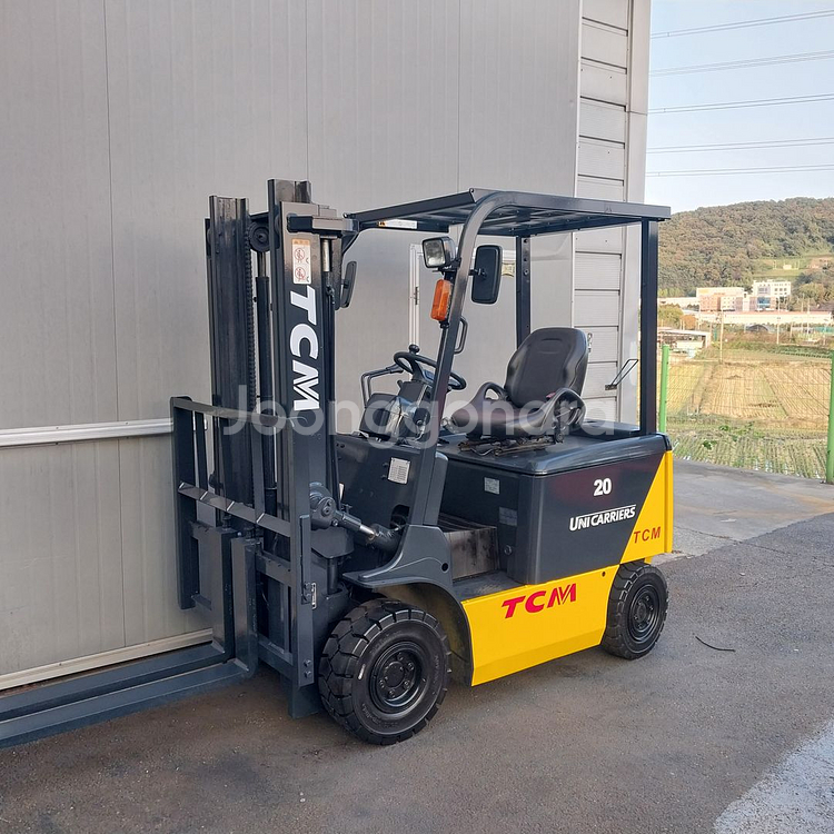 TCM 전동지게차 2.0톤 타이어신품장착 2800시간사용 2019년식--2