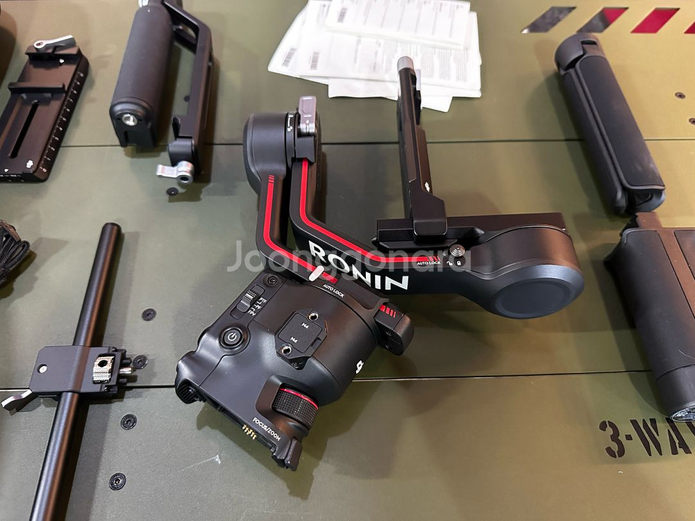 DJI RS 3 Combo 카메라짐벌--2