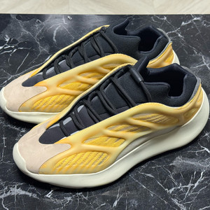 아디다스 이지 700 v3 모노 사플라워 270