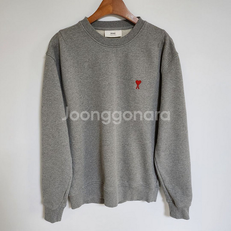 L 아미 그레이 스몰 하트자수 맨투맨 E21HJ007--0