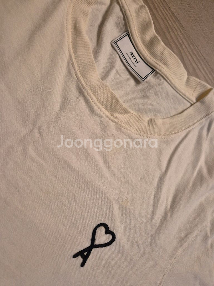 [정품] 아미 AMI 하트 로고 반팔 티셔츠 아이보리--1